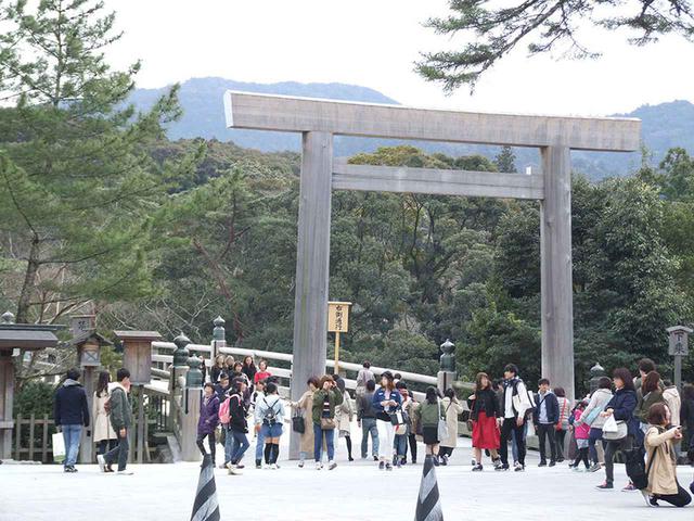 画像: 伊勢は外国人も含め、大勢の観光客で賑わっていた。