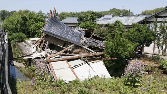 画像: 熊本地震で倒壊した家屋。多くの被災者が車中泊で避難生活を送った。