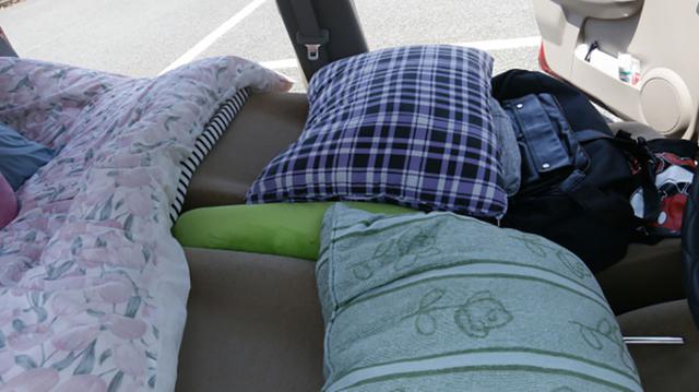 画像: 実際に熊本地震で車中泊避難していた車内。就寝時の姿勢に気をつかっているのがわかる。
