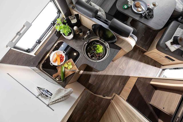 画像: 実用的なバーナーとシンクを装備したキッチン。