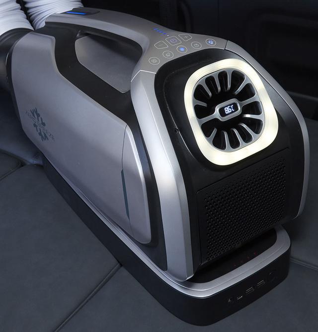 画像: 夏の車中泊におすすめのコイズミ ゼロブリーズマーク2 。
