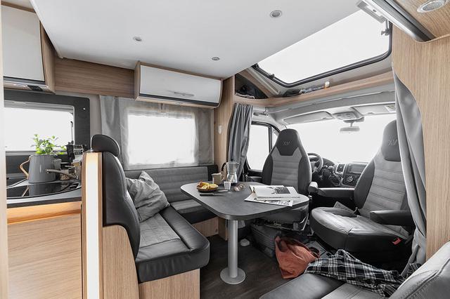 画像: 車両前部の開放感ある空間を活用したダイネット。運転席と助手席が後ろ向きに回転する。