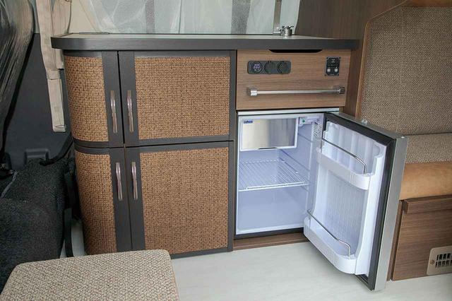 画像: 49ℓサイズの冷蔵庫は、4名1日分の食品をストックできるので実用的。