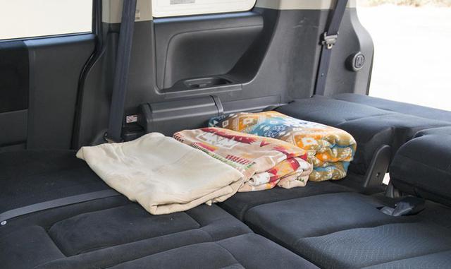 画像: 車中泊の必需品のひとつが、タオルやブランケットなどの布類。