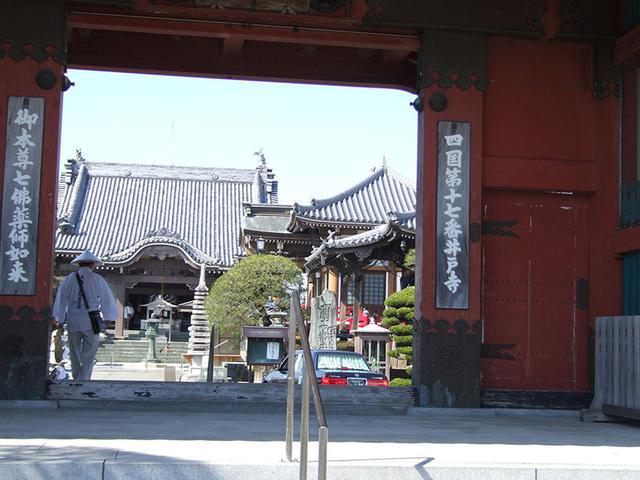 画像: 17番札所 井戸寺/井戸寺の名前は、弘法大師が錫杖で井戸を掘ったところ、一夜にして清水がわき出た逸話に由来する。