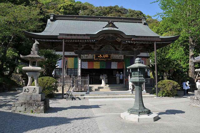 画像: 10番札所 切幡寺/ハサミと布を持つ娘をモチーフにした千手観音菩薩像が置かれるお寺