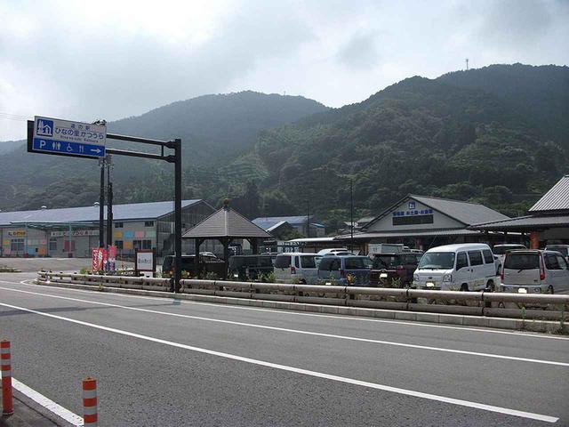 画像: 道の駅ひなの里かつうら(徳島⑮)。 仮眠環境◎。新しい施設でトイレがきれい。夜も静か。RVパークひなの里かつうらが隣接しており、深夜も駐車場が明るく防犯状も安全。※文中の丸囲みの数字はスタンプラリーの番号です。