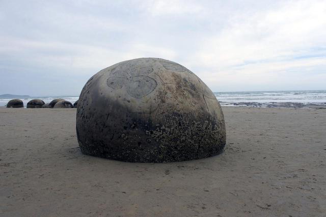 画像: モエラキ海岸には、直径2mほどの丸い石が無作為に転がっている。その昔、宇宙人がオセロゲーム(のようなもの)でもやったのだろうか?