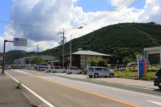 画像: 道の駅美良布(高知⑦)。仮眠環境 ×。トイレが汚れていて、印象はかなり悪い。さらに、施設のメンテナンスが行き届いていない感じもしました。昨今は外国からの旅行客も多いので、トイレだけでも急ぎ修繕してほしいです。写真/京浜にけ