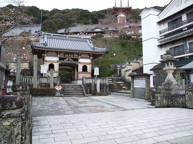 画像: 23番札所 薬王寺/写真右奥の最深部に「ゆぎ塔」があるが、そこへ至るまで136段の石段を登らなければならない。