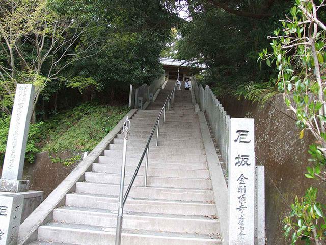 画像: 26番札所 金剛頂寺/長く続く階段。