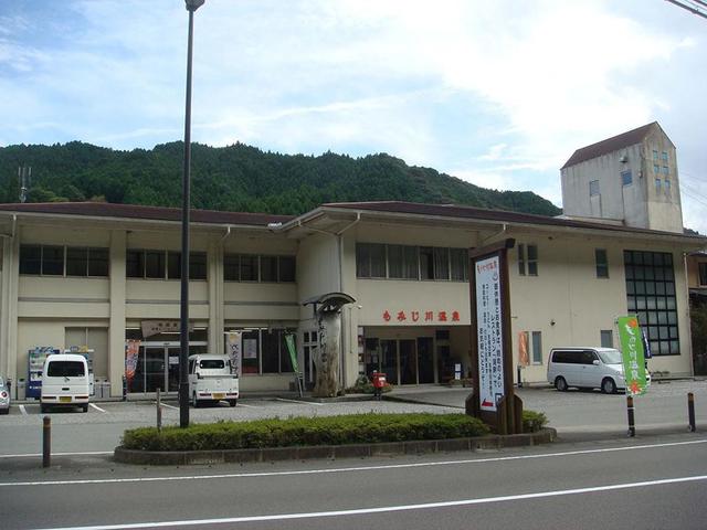 画像: 道の駅もみじ川温泉(徳島⑧)。 仮眠環境 〇。トイレがきれいに掃除されており、夜は交通量も少なくなり、静かに仮眠できてよかったです。上水の補充が少し難ありでしたが、施設の反対側にあるお店のご主人に水をもらうことができて助かりました。写真/Sunport1216 ※ 道の駅の丸囲みの数字はスタンプラリーの番号です