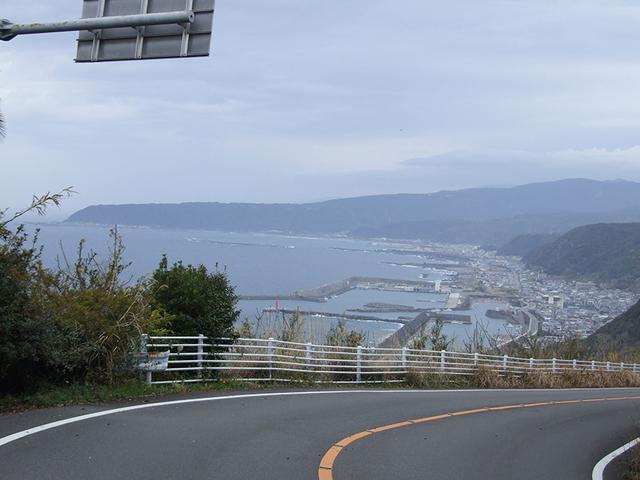 画像: とにかく札所間の距離が長い高知県。上写真は室戸スカイライン。薬王寺から最御崎寺まで、とにかく距離がある。でも、ここまで来ると急に南国の雰囲気に! 写真/Reggaeman