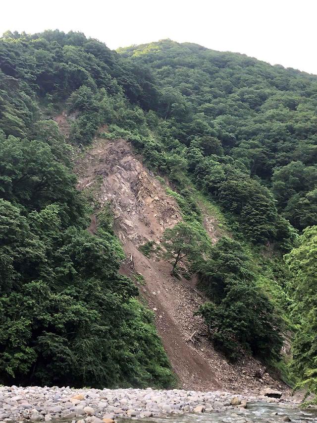 画像: 2日目の夜、メリメリメリという音とともに、対岸の山が土砂崩れ。状況は真っ黒でわからず。翌朝に確認したら、写真のように崩れていた。キャンプ場から遠いので危険はなかったが、少しドキドキ。