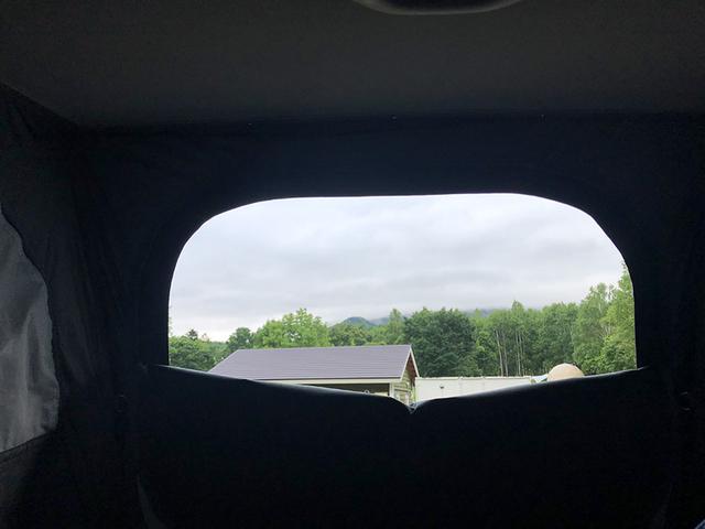 画像: 朝、メッシュを開けると、やや厚めの雲が迎えてくれた。しかし、このあと天気は悪くないらしい。高い所から「オハヨー」。