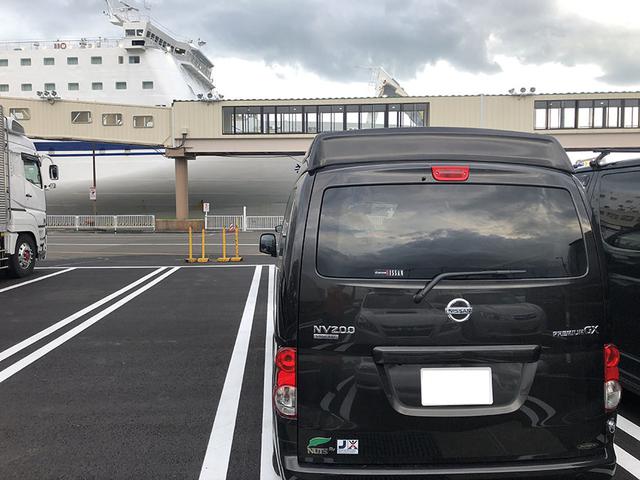 画像: 仙台港にてフェリー乗船待ちのキャネル。コロナの影響で、台数はかなり少ない。出港1時間前には手続きを済ませることを忘れていた。