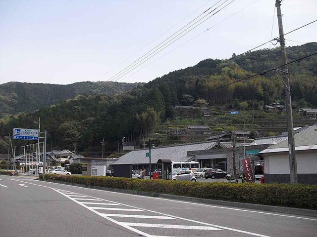 画像: 道の駅土佐和紙工芸村(高知⑩) 仮眠環境〇 土佐伝統の和紙の紙すき体験が出来るほか、周辺観光の拠点として利用できる宿泊棟も備えた道の駅。薬湯風呂もある。写真/As6022014