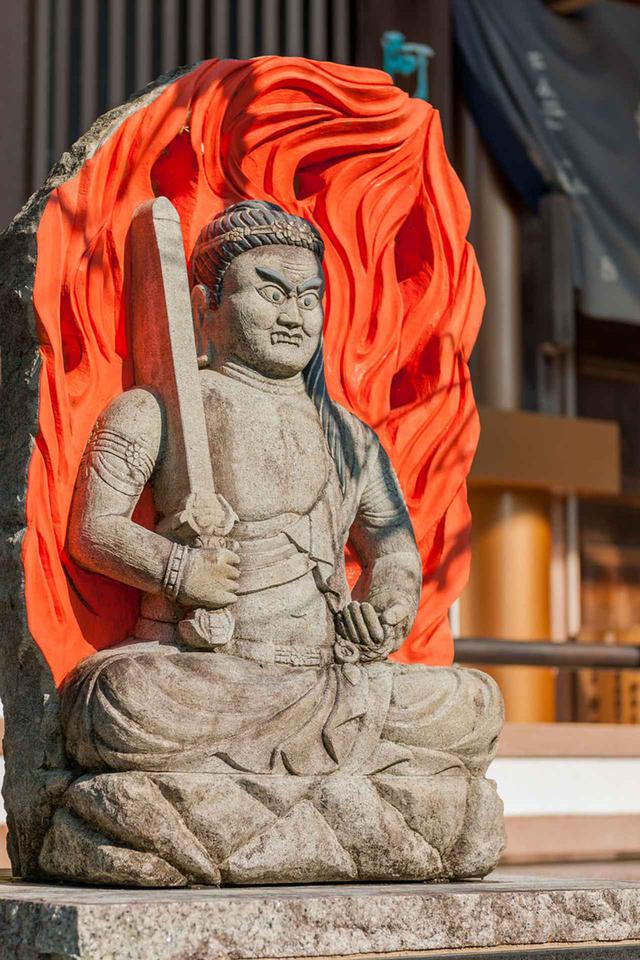 画像: 善楽寺の本堂近くには不動明王も鎮座。訪れた時は絶対にストラップを買うべしと、ご託宣があるとかないとか(?)