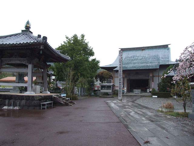 画像: 34番札所 種間寺。高知に入ると弘法大師の縁が印象深く残る札所に多く出合える。種間寺は安全祈願のお寺でもあり、柄杓を使って安産祈願を行ない、無事出産が適うと柄杓を奉納する習わしがある。