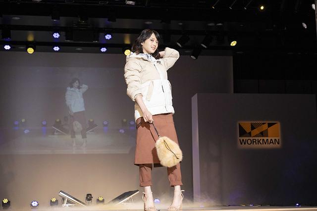 画像: 中綿がたっぷり入ったアウターは「防風ストレッチウォームフーディー」(2900円)。スカートとパンツはストレッチ性の高さが特徴の「WEMOTIONベーカースカート」(1780円)、「WEMOTIONベーカーパンツ」(1780円)。