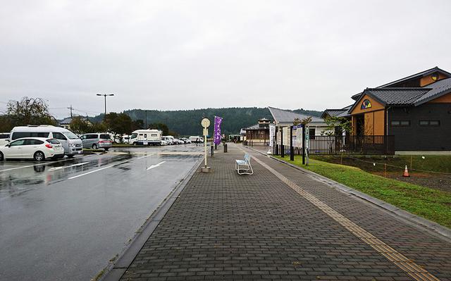 画像: おおむねフラットで、242台の収容キャパをもつ駐車場。