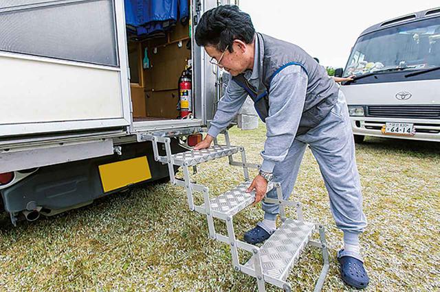 画像3: 収納式のラダーやステップも便利