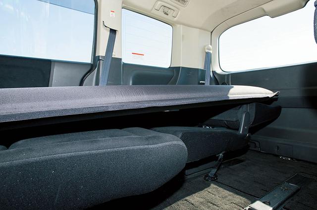 画像: オンリースタイルの車中泊マット。適度な硬さで沈み込みが少なく、約15cmのシート段差がまったく気にならない寝心地。ほぼフラットな感覚。