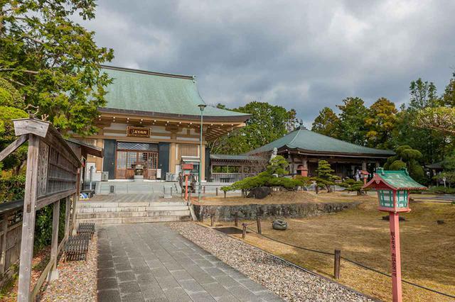 画像: 40番札所 観自在寺。小さなカエルを2匹背負ったカエルの石像もあり、縁起物でひと撫でして願うと御利益があるそう。