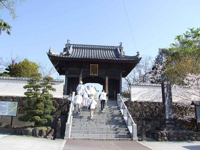 画像: 40番札所の観自在寺。札所の中ではもっとも南に位置する観自在寺。仁王門の前や本堂への通路は若干の石段もあるが、境内は広々としている。