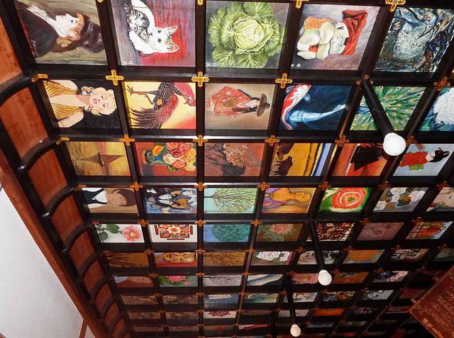 画像: 岩本寺の本堂にある天井画。仏画はもちろん、鯉や牛、それに鳥などの動物のほか花や風景画も数多く描かれている。ユニークなのが往年の映画女優、マリリン・モンローの画まであるのだ!