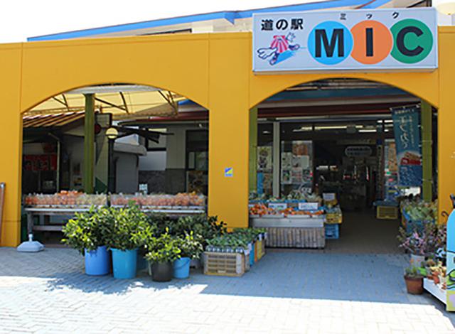 画像: 道の駅みしょうMIC(愛媛⑨) 仮眠環境 △ 店頭には魚の加工品や惣菜も豊富に販売。トイレはきれいに清掃されていて気持ちがいい。ただし国道56号沿いに面しているだけあり、深夜でも交通量が多い。写真/道の駅みしょうMIC