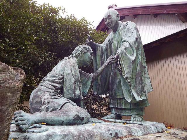 画像: 写真は焼山寺に近い、衛門三郎終焉の伝説が残る場所に立つ寺院、杖杉庵(じょうしんあん)に鎮座する衛門三郎と弘法大師の石像。写真/Dokudami