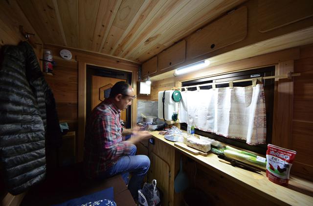 画像: 車中泊の夜は、ポカポカの室内で郷土料理を作る!