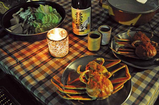 画像: 皿に乗っているのは丹後で「セコガニ」と呼ばれるメスの松葉ガニ。オスに比べると小さいが、地元なら1ぱい500円以下で手に入る珍味で、酒の肴には最適だ。