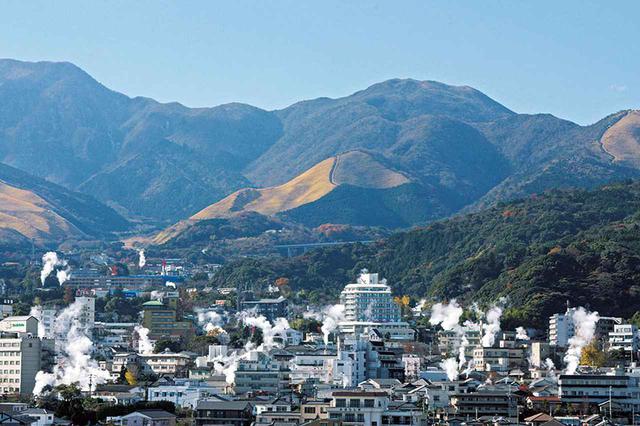 画像: 鉄輪(かんなわ)地区にある「別府湯煙けむり展望台」からの景観。カーナビ検索の目印は「ロイヤルタウン大観山」(鉄輪東8組 ※電話なし)。駐車場は11台。