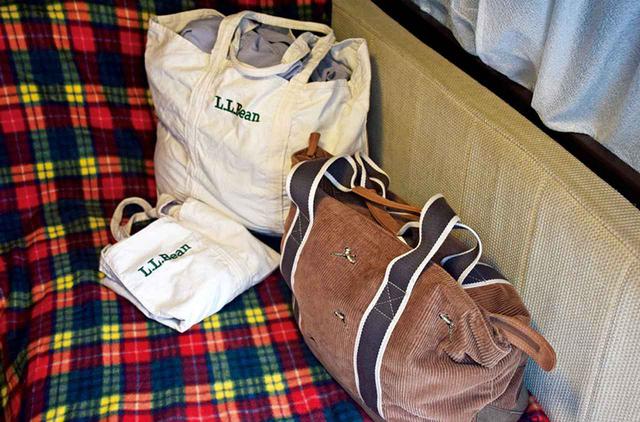 画像: かさばる洋服類は、トートバッグなどに収納してデッドスペースに。