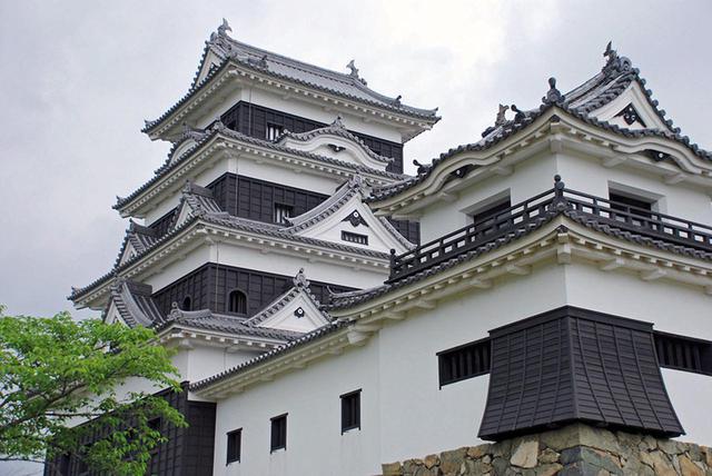画像: 天守閣が素晴らしい大洲城は四層四階で、2004年に復元。ほかに台所櫓や高欄櫓などは国指定の重要文化財にも指定されている。