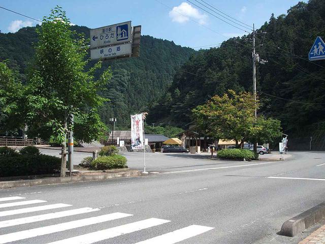 画像: 道の駅ひろた(愛媛④) 仮眠環境 ◎ 峠道にある施設で、夜はクルマも少なく静か。駐車場も広くてゆったりと利用できた。トイレも大変きれいだった。写真/osami
