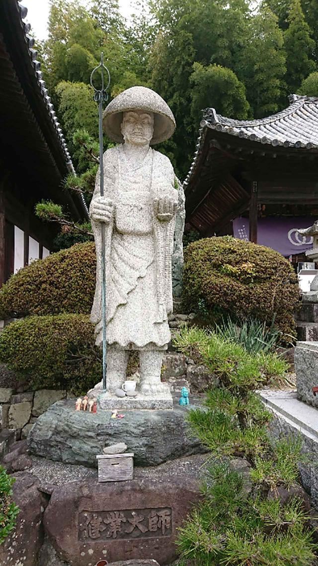 画像: 49番札所 浄土寺。ここでは石像の引法大師が出迎えてくれる。
