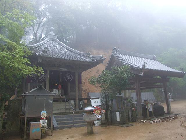 画像: 58番札所 仙遊寺。名前の由来は、この山に40年間こもっていた阿坊という仙人がある日、こつ然と雲と遊ぶように姿を消してしまった伝説から。