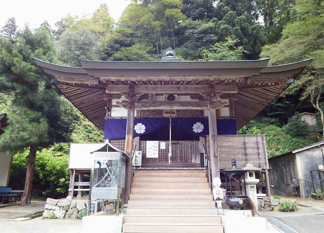 画像: 60番札所 横峯寺。標高1982mという西日本最高峰の石鎚山の中腹にある横峰寺は、札所のなかでは3番目の高さにあり、かつては遍路ころがしの難所だった。写真/Dokudami