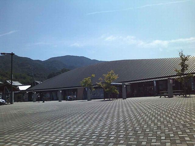 画像: 道の駅 たからだの里さいた(香川⑭) 仮眠環境 △ 施設のあちこちが傷んでおり、トイレも清潔感があまりない。しかし、裏手に大きな公園が隣接し、その奥には温泉もあるのはよい。写真/Dokudam