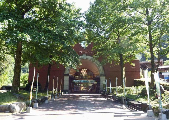 画像: 道の駅マイントピア別子(愛媛②) 仮眠環境 ◎ 山中の大きな施設で駐車場も広く、大型車の駐車場と分けられており夜は静かに眠れる。トイレも駐車場内に別棟で有り使いやすい。写真/Dokudami