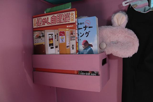 画像: 枕元のラック には、就寝前に読みたい本を。お気に入りはレトロ自販機に関するもの。レトロ自販機はローカルを旅するうえでの魅力的なスポットのひとつ。