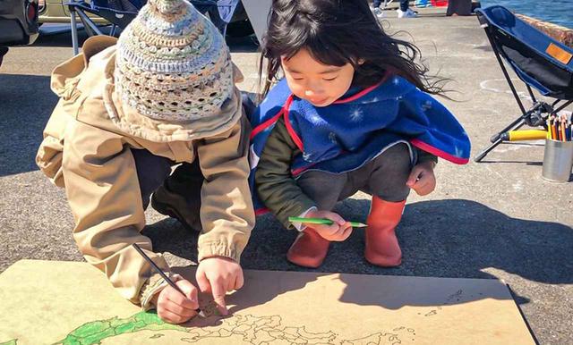 画像: 港で海釣り、それから静岡県のピースをお友だちと一緒に塗ったよ。