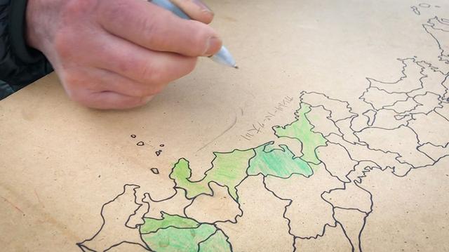 画像: 管理人さんにサインしていただいた日本一周ボード。