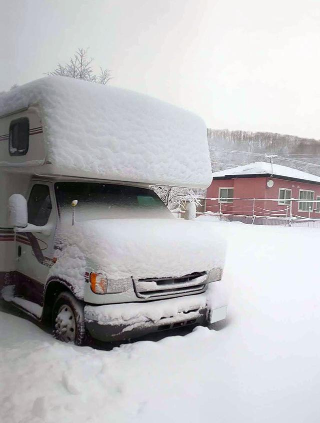 画像: 北海道標茶町の冬は厳しくも美しい。−30℃になることもあり、雪はボンネットの上にも厚く降り積もる。