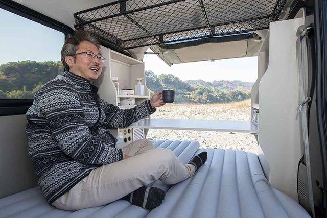 画像: ジェーピーエヌの増田信之さん。中古のエブリイをベースに、「直流家シリーズ」との組み合わせで車中泊を楽しんでもらいたいという増田さん。根っからのアウトドア好きで、庭でバーベキューを楽しむことも多いそうだ。