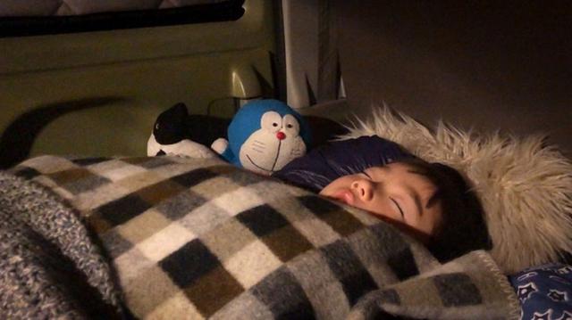 画像: 助手席で寝ていたアリを寝袋の中に。