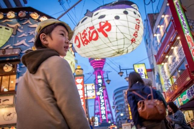 画像: 新世界のネオンに「お祭りみたいだねー!」と目を輝かせるアリ。
